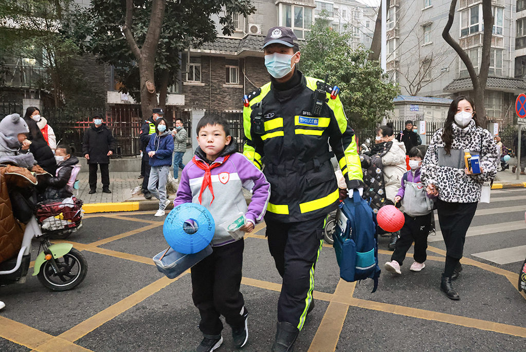 武汉：“开学日”警方为163万余名学生护航