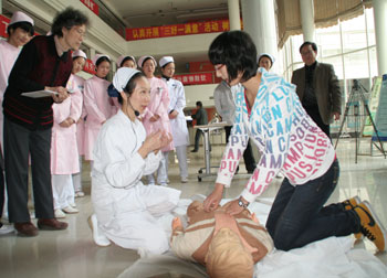 江城 最美女护士 肖芳 三吻 救人感动全国 新华